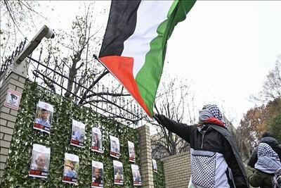 تظاهرات همبستگی با مردم غزه مقابل سفارت رژیم اشغالگر در واشنگتن