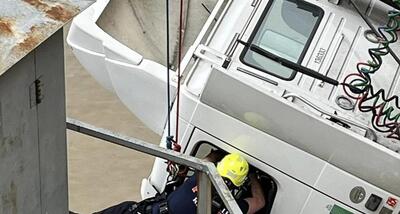 فیلم| عملیات نفس‌گیر نجات راننده کامیون معلق روی پل