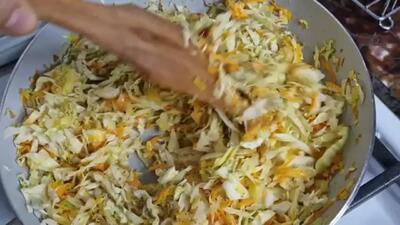 (ویدئو) نحوه پخت یک غذای ساده و سریع ترکیه ای برای شام با کلم و تخم مرغ