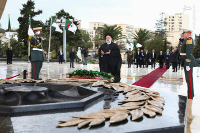 عکس/ ادای احترام رئیسی به شهدای انقلاب الجزایر