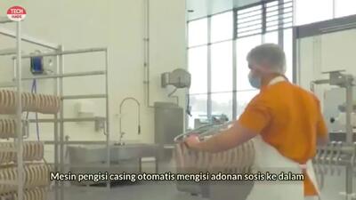 فیلم/ اندونزیایی ها به این شکل در کارخانه سوسیس تولید می کنند