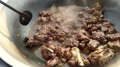 (ویدئو) غذای خیابانی در پاکستان؛ فرآیند تهیه 60 کیلو قابلی پلو توسط آشپز پیشاوری