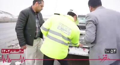 (ویدئو) اقدام عجیب مدیر متخلف دولتی در جاده‌های برفی