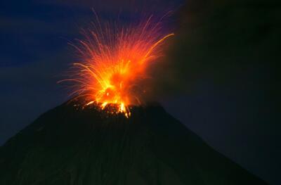 (ویدئو) فوران آتشفشان در پارک ملی اکوادور