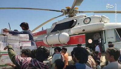 فیلم/ ارسال کمک‌های هوایی به مناطق سیل‌زده جنوب سیستان و بلوچستان