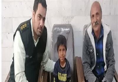 کودک 4 ساله گمشده قائنی به آغوش خانواده بازگشت - تسنیم