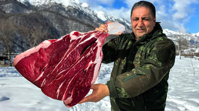 (ویدئو) نحوه پخت ران گاو با سبزیجات در کوهستان های آذربایجان به روش آشپز مشهور