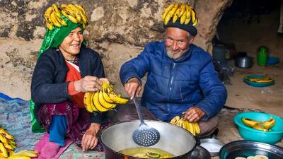 (ویدئو) پخت یک غذای خلاقانه با 6 کیلو موز و آرد به روش یک زوج غارنشین افغان