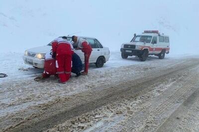 یاری‌رسانی امدادگران فارس به دو خانواده گرفتار در برف