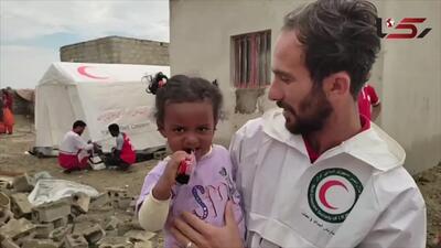 رفتار جالب امدادگر هلال احمر با یک دختر زیبا در سیستان و بلوچستان + فیلم