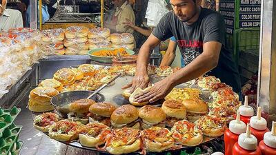 فیلم| غذای خیابانی در کراچی پاکستان؛ پخت برگر با ۳۰ عدد تخم‌مرغ و شامی‌کباب