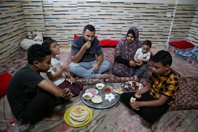 غذای ساده نیروهای فلسطینی زیر بمباران (فیلم)