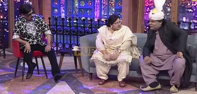 ضرب و شتم مجری توسط خانم خواننده در تلویزیون پاکستان (فیلم)