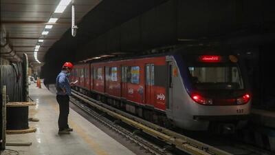 خط یک مترو تهران مجددا دچار اختلال شد / ایستگاه بخارایی مردم از قطار خراب پیاده شدند