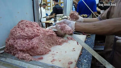 (ویدئو) غذای خیابانی در عراق؛ نحوه تهیه کباب کوبیده گوشت بره در کربلا