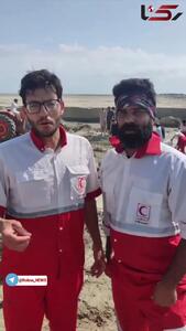 جوانان هلال احمر از وسط سیلاب سیستان و بلوچستان: بلاگرها درد مردم را زیاد نکنید/ هموطن کنارتیم