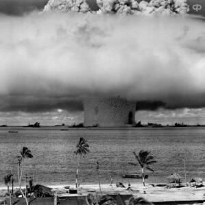 انفجار مخوف یک بمب هسته‌ای ۱۵ تنی زیر آب!