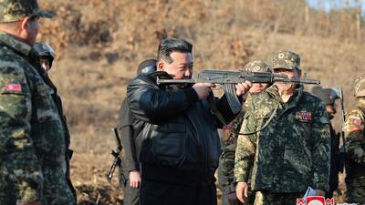 بازدید رهبر کره شمالی از پایگاه آموزش نظامی (+ عکس)