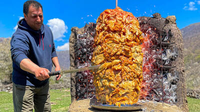 (ویدئو) غذای روستایی؛ نحوه پخت شاورمای مرغ به سبک آشپز آذربایجانی در طبیعت