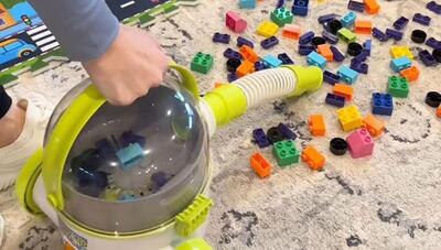 حوصله جمع کردن اسباب بازی های کوچک فرزندانتان را ندارید؟ راهکار جاروبرقی مخصوص! (فیلم)