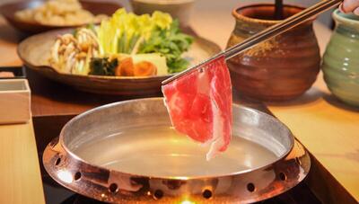 گوشت ورقه ای با مواد صنعتی؛ طرز تهیه شابوشابو یک غذای ژاپنی! (فیلم)