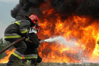 آتش سوزی هولناک سواری وانت در یک اتوبان (فیلم)