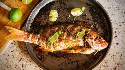 کباب کردن ده ها ماهی به روش متفاوت آشپز تایلندی (فیلم)