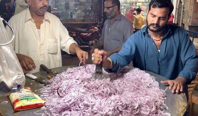(ویدئو) غذای خیابانی مشهور در پاکستان؛ پخت املت غول پیکر ۱۰ کیلوگرمی