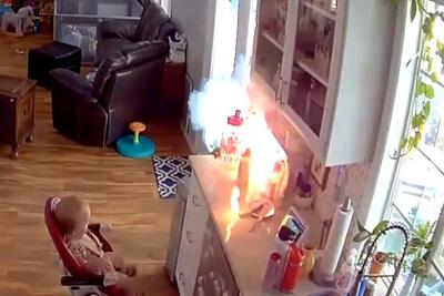 ویدئوی ترسناک از لحظه انفجار سیگار الکترونیکی در کنار یک کودک