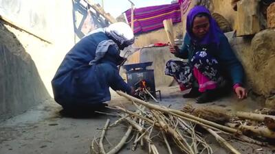 (ویدئو) فرآیند پخت یک املت زغالی با دنبه گوسفند توسط یک زوج روستایی افغان