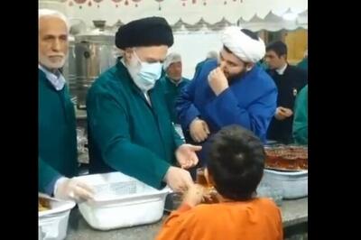 جدیدترین تصویر از فرزند ارشد رهبر انقلاب در حال خادمی در چایخانه حرم امام رضا(ع)