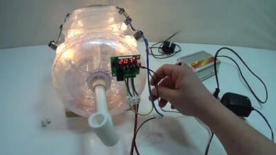 (ویدئو) چگونه با بطری، لامپ و لوله در خانه یک دستگاه جوجه کشی آسان بسازیم؟