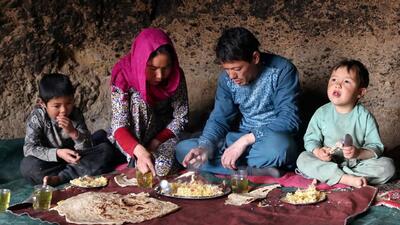 (ویدئو) نحوه پخت دیدنی قابلی پلو با مرغ به روش خاص یک زوج جوان غارنشین افغان