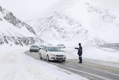 خودروهای گرفتار در برف چهارمحال و بختیاری + تصاویر | | حجم برف و کولاک را ببینید