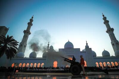 فیلم| شلیک توپ به مناسبت ماه رمضان در مسجد شیخ زاید
