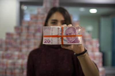 لیر به پایین‌ترین سطح تاریخی خود در برابر دلار و یورو رسید