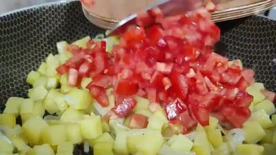 (ویدئو) اگر تخم مرغ، سیب زمینی و گوجه دارید، این غذاهای خوشمزه را درست کنید
