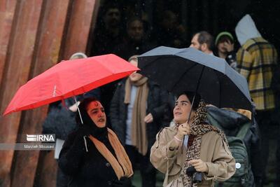 خرید عید زیر بارش باران در تهران
