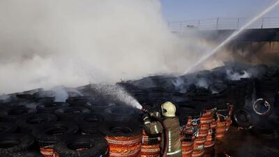 اطفاء حریق فروشگاه لاستیک در مشهد/محبوسی ۱۲ نفر و مصدومیت یک آتش‌نشان
