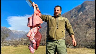 (ویدئو) پخت یک غذای آذربایجانی با دل و جگر گاو به شیوه یک آشپز مشهور روستایی