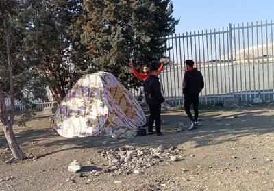 چادرزنی تماشاگران مقابل ورزشگاه آزادی + تصاویر - تسنیم