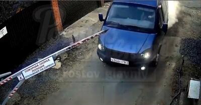 فیلم| ورود هولناک میله گیت تردد به داخل یک خودرو