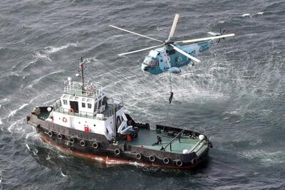 عملیات آزاد سازی کشتی ربوده شده از دست دزدان دریایی (+عکس)