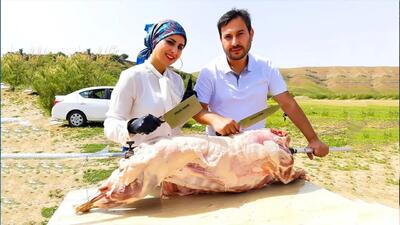 (ویدئو) نحوه کباب کردن یک بره کامل روی زغال به روش یک زوج اهل اقلیم کردستان عراق