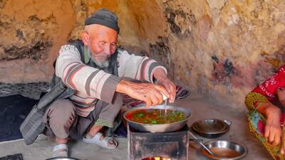 (ویدئو) نحوه پخت یک املت متفاوت زغالی به روش تماشایی یک زوج غارنشین افغان