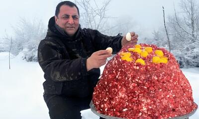 نحوه پخت یک پیتزای بزرگ با گوشت توسط یک آشپز مشهور آذربایجانی در طبیعت (فیلم)