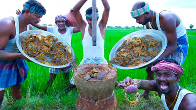 (ویدئو) فرآیند تماشاییِ صید و پخت خرچنگ گِلی توسط پدر و پسران مشهور روستایی هندی