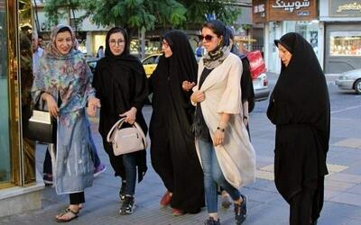 (تصویر) بنر عجیب در تهران؛ عدم اختلاس به شرط با حجاب شدن زنان!