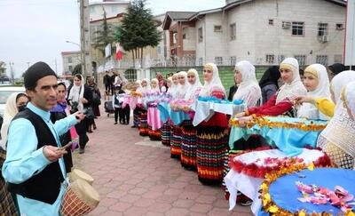 آیین زیبای نوروز خوانی با رژه کارناوال شادپیمایی در کلاچای رودسر