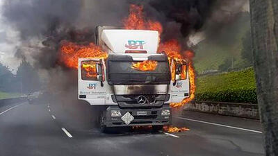 ببینید / کامیون آتش گرفته در حال حرکت وحشت همه را برانگیخت!